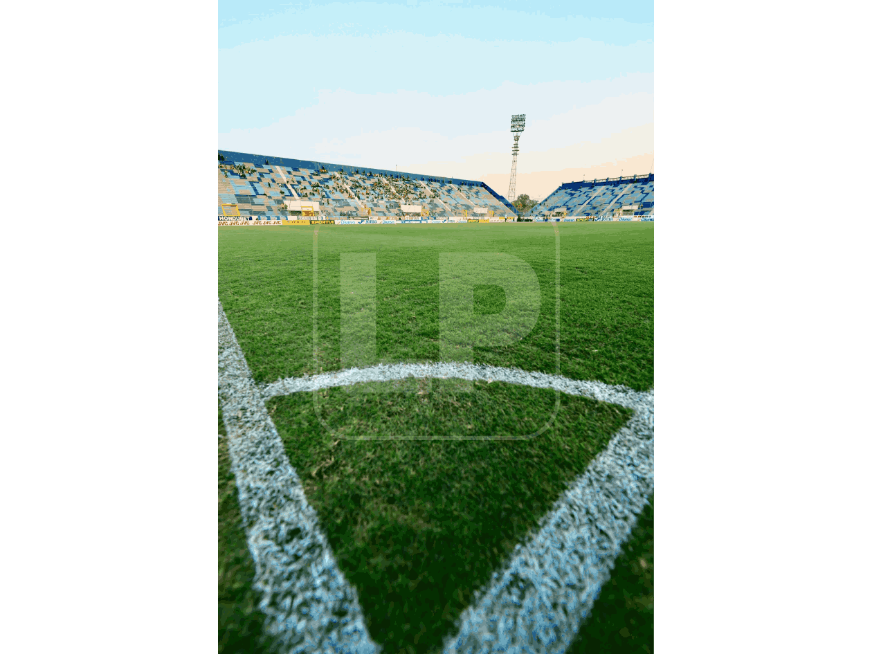 Así luce el Estadio Morazán de San Pedro Sula a menos de dos horas para el inicio del partido.