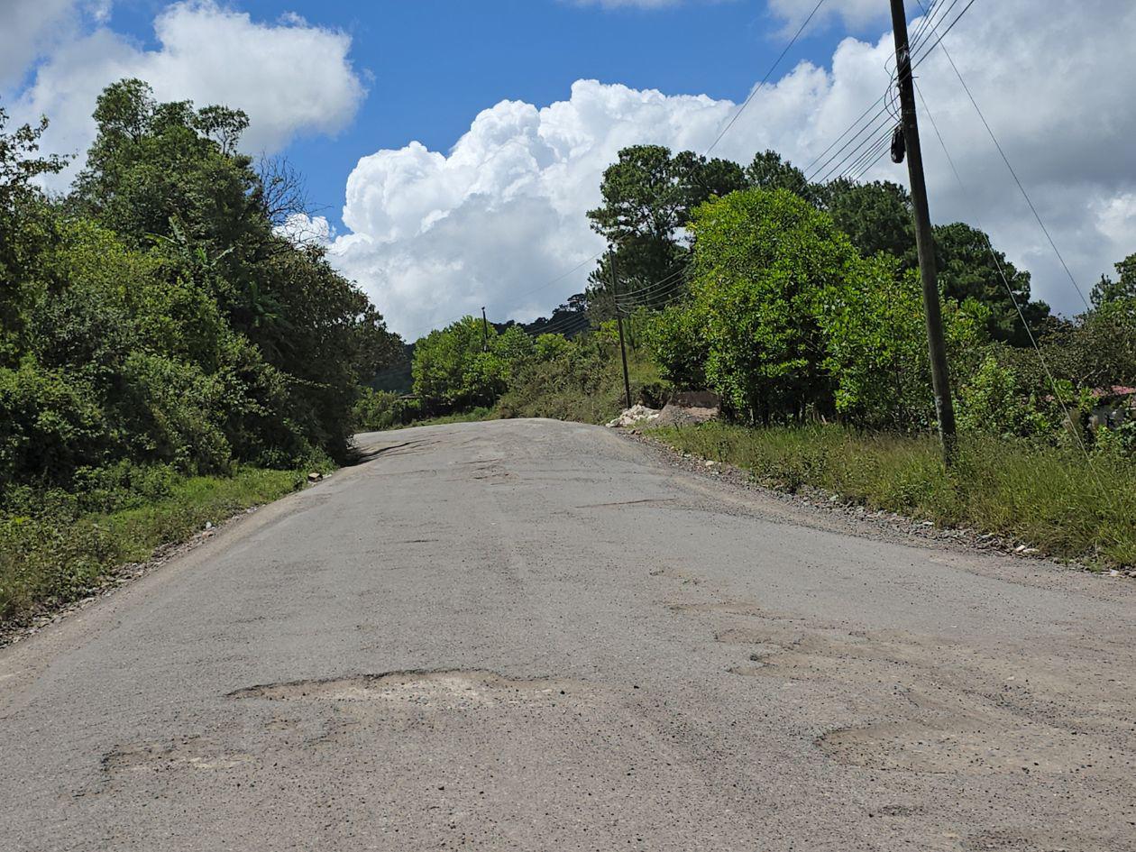Así luce una parte del tramo que falta por pavimentar ya para llegar a La Esperanza. El nuevo pavimento vuelve a aparecer a la altura de los restaurantes de la laguna Madre Vieja.