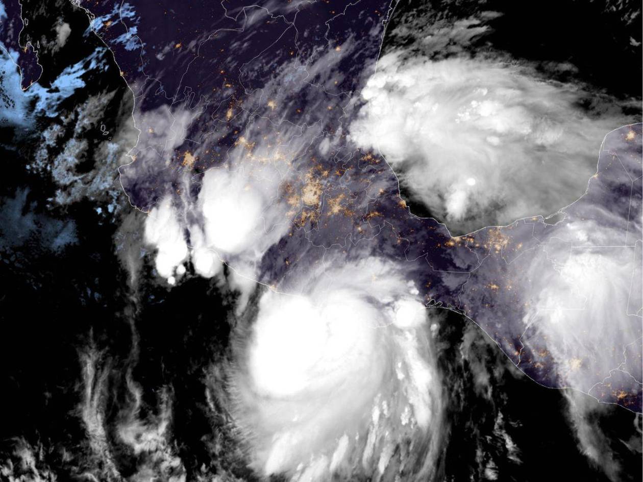 El huracán Erick toca tierra en el estado mexicano de Oaxaca