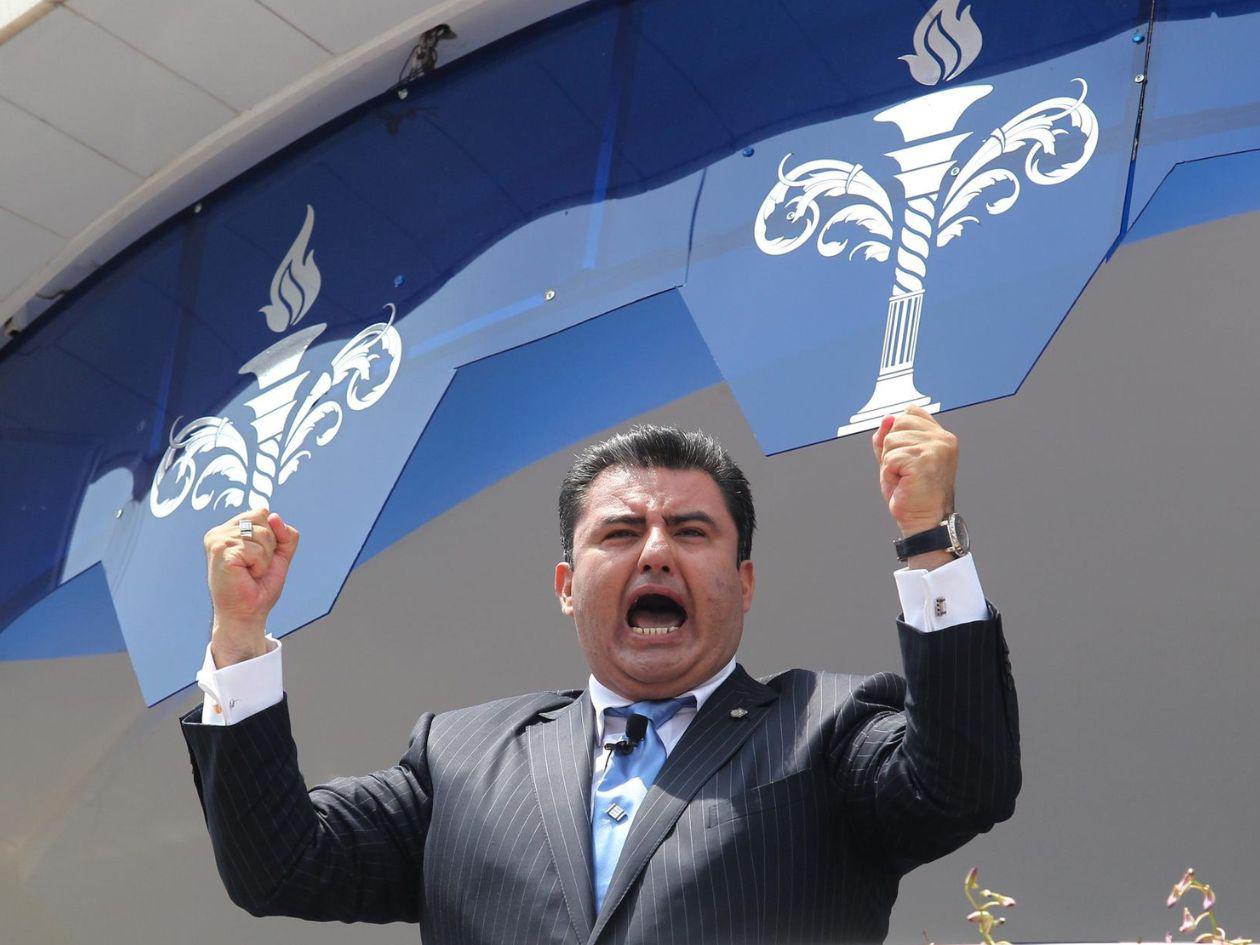 Suman nuevos cargos contra Naasón Joaquín García y exmiembros aplauden fallo