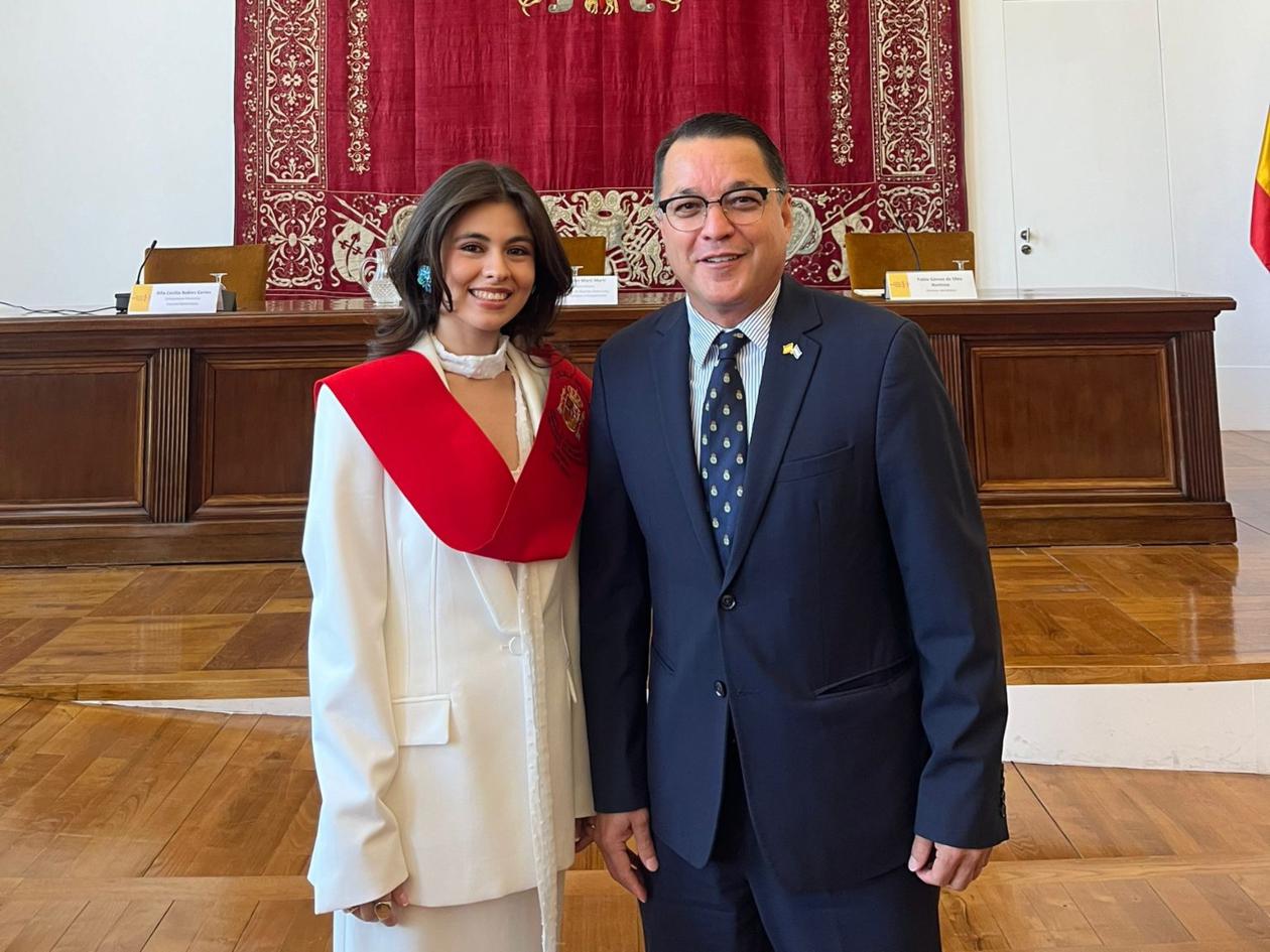 Hondureña Litzy Muñoz culmina máster en Diplomacia en España