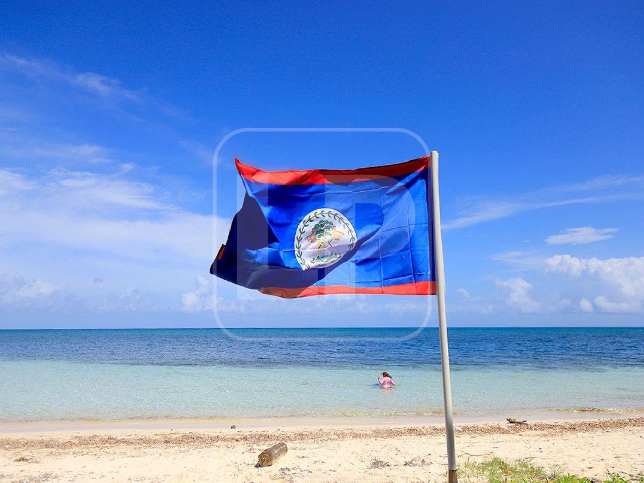 En los Cayos Zapotillos ondea la bandera de Belice. Las instalaciones que tiene el cayo prinicipal también pertenecen a ese país.