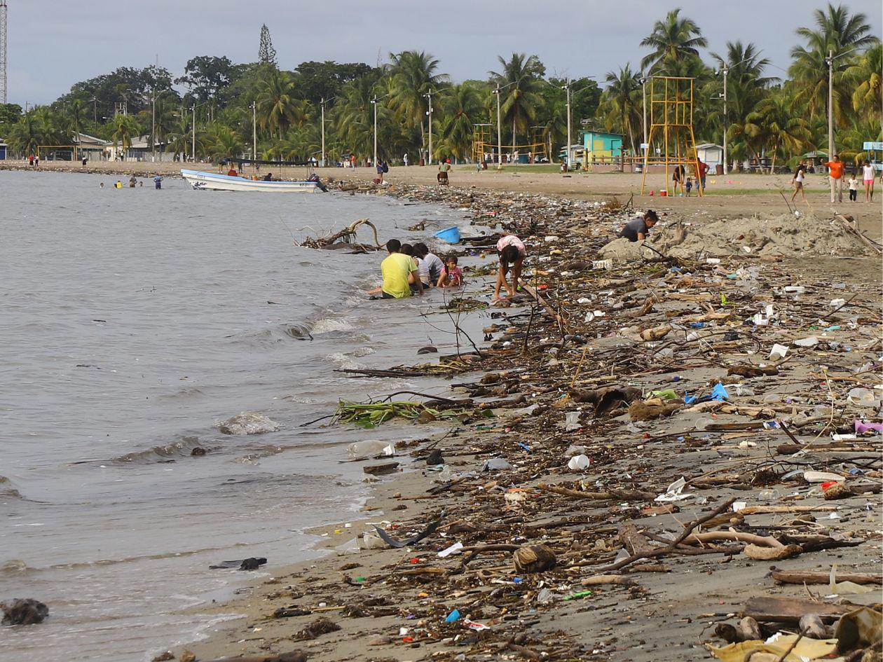 Así se ha visto la playa municipal de Puerto Cortés a causa de la basura. La municipalidad porteña mantiene maquinaria permanente para realizar labores de limpieza.