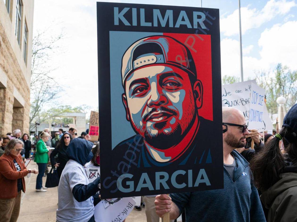 Juez ordena mantener en prisión a Ábrego García para evitar su deportación