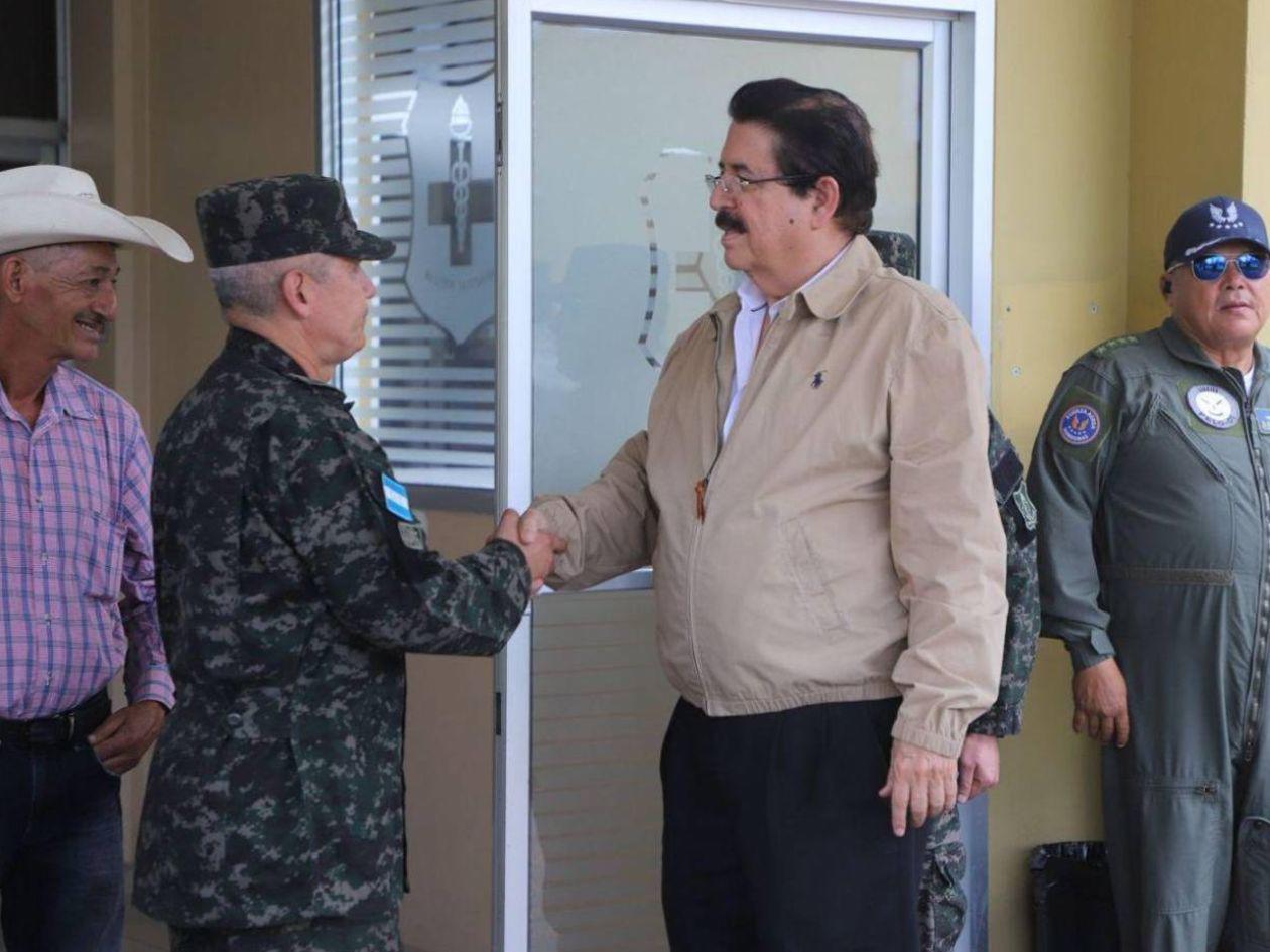 Mel y Roosevelt visitan a paracaidista que sufrió fractura tras fallido aterrizaje en desfiles