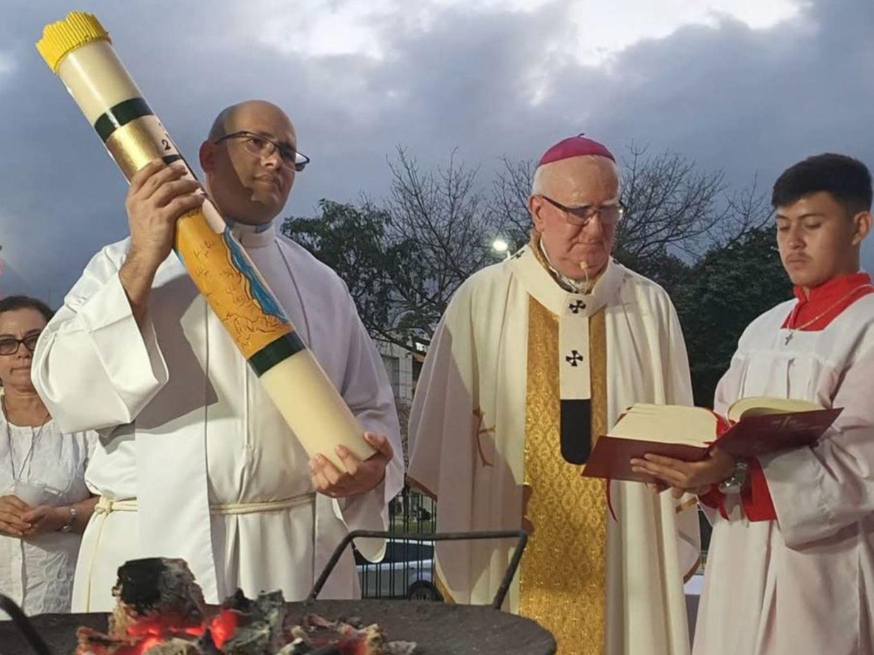 Arzobispo Lenihan pide parar confrontación en las familias y el país