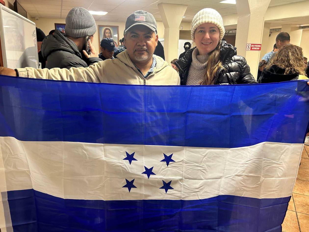 Votan bajo la lluvia en Miami y Nueva York: largas filas en centros electorales en USA