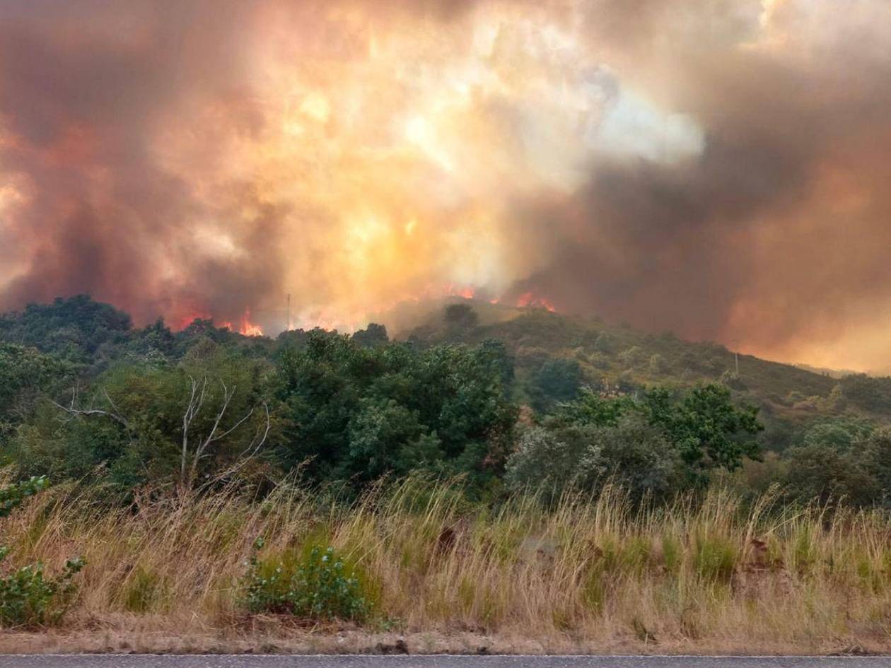España afronta una dura jornada de incendios con miles de evacuaciones