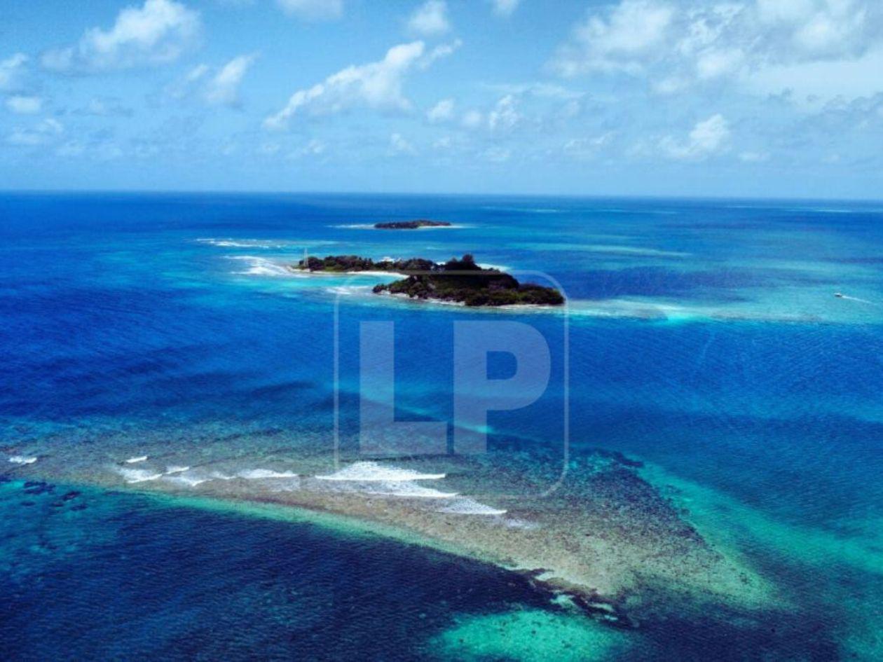 Así se ve desde el drone la parte norte del conjunto de cayos. el cayo Hunting, Nicolás y Limón están habitados, mientgras que Lima, Seal y Tom Owen tienen algunas cabañas vacacionales que funcionan en temporadas.