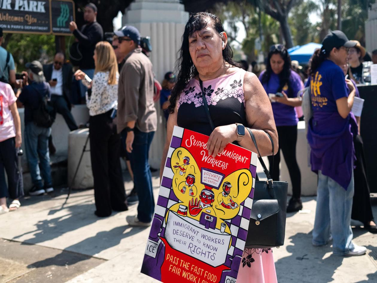 “Aquí estamos y no nos vamos”, el mensaje de resistencia de latinos en Los Ángeles a Donald Trump