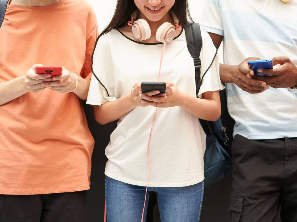 Nueva York prohibirá el uso de celulares en escuelas a partir del próximo curso