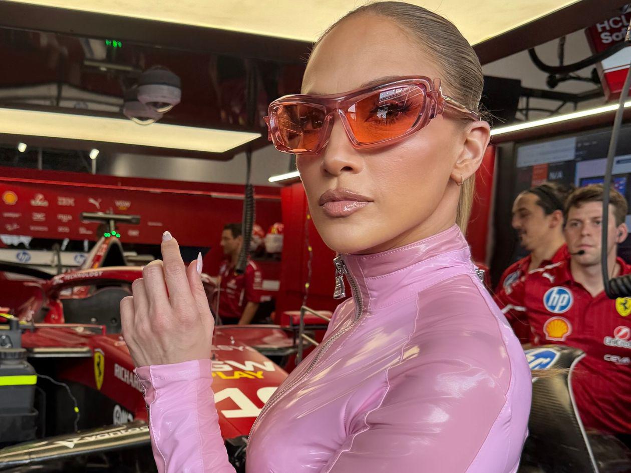 Así fueron los recatados outfits de JLo para poder cantar en Arabia Saudita