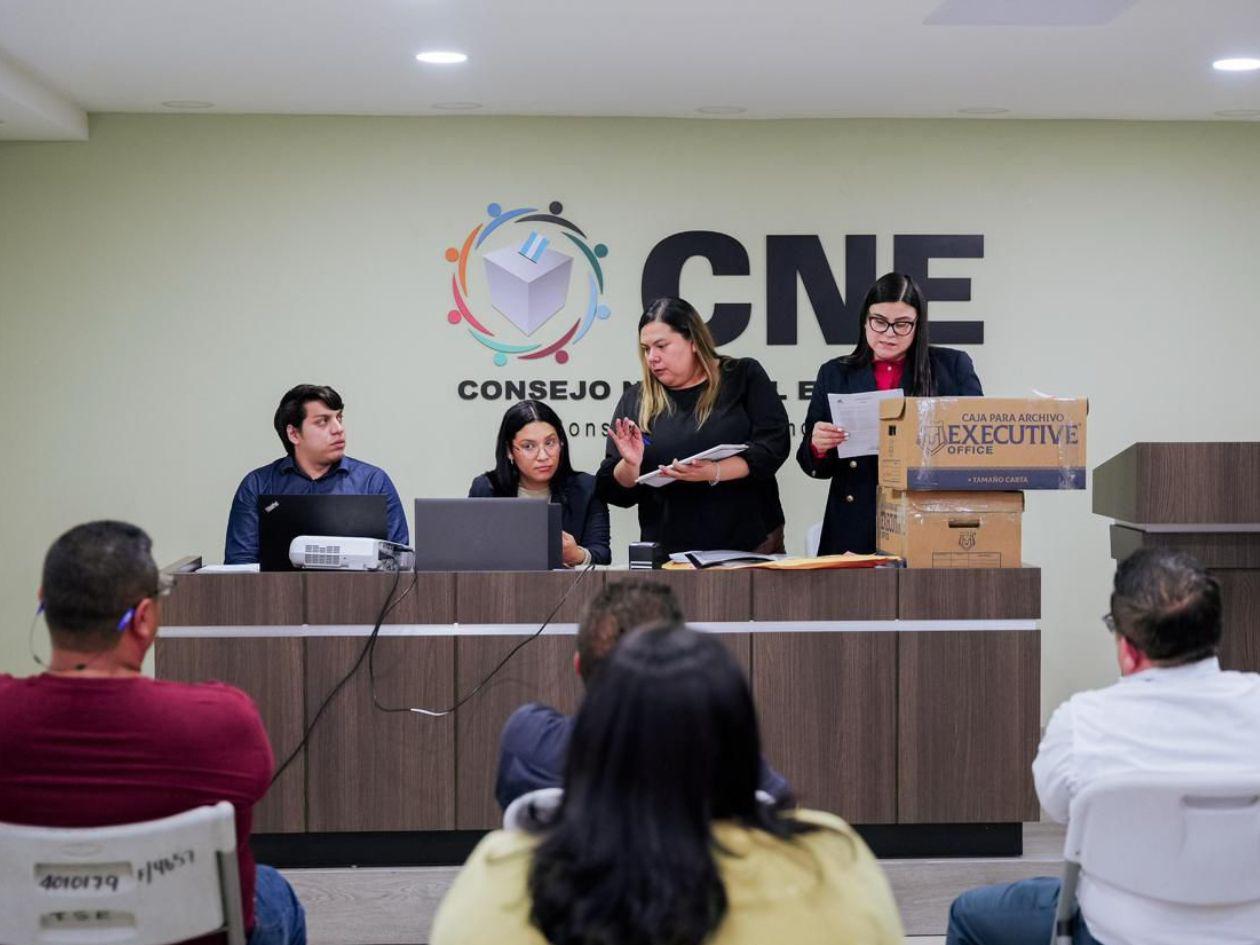 Tres empresas compiten por trasladar material electoral en licitación expedita en el CNE