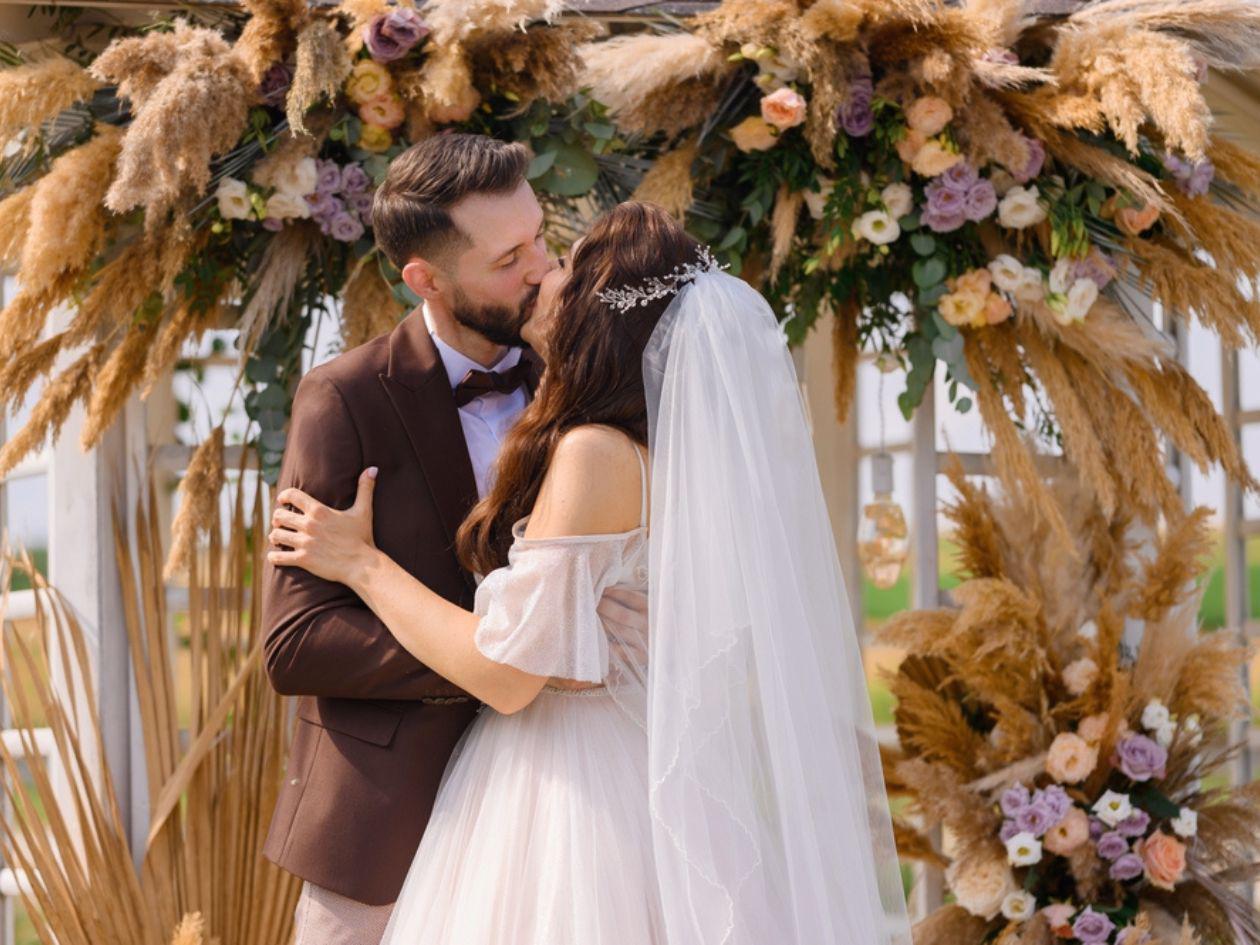 El marrón, el maximalismo y los toques surrealistas marcan las bodas de hoy