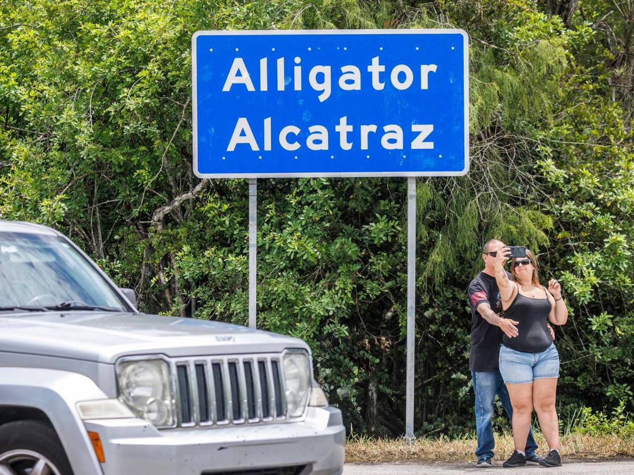‘Alligator Alcatraz’ se convierte en atracción turística causando indignación en Florida