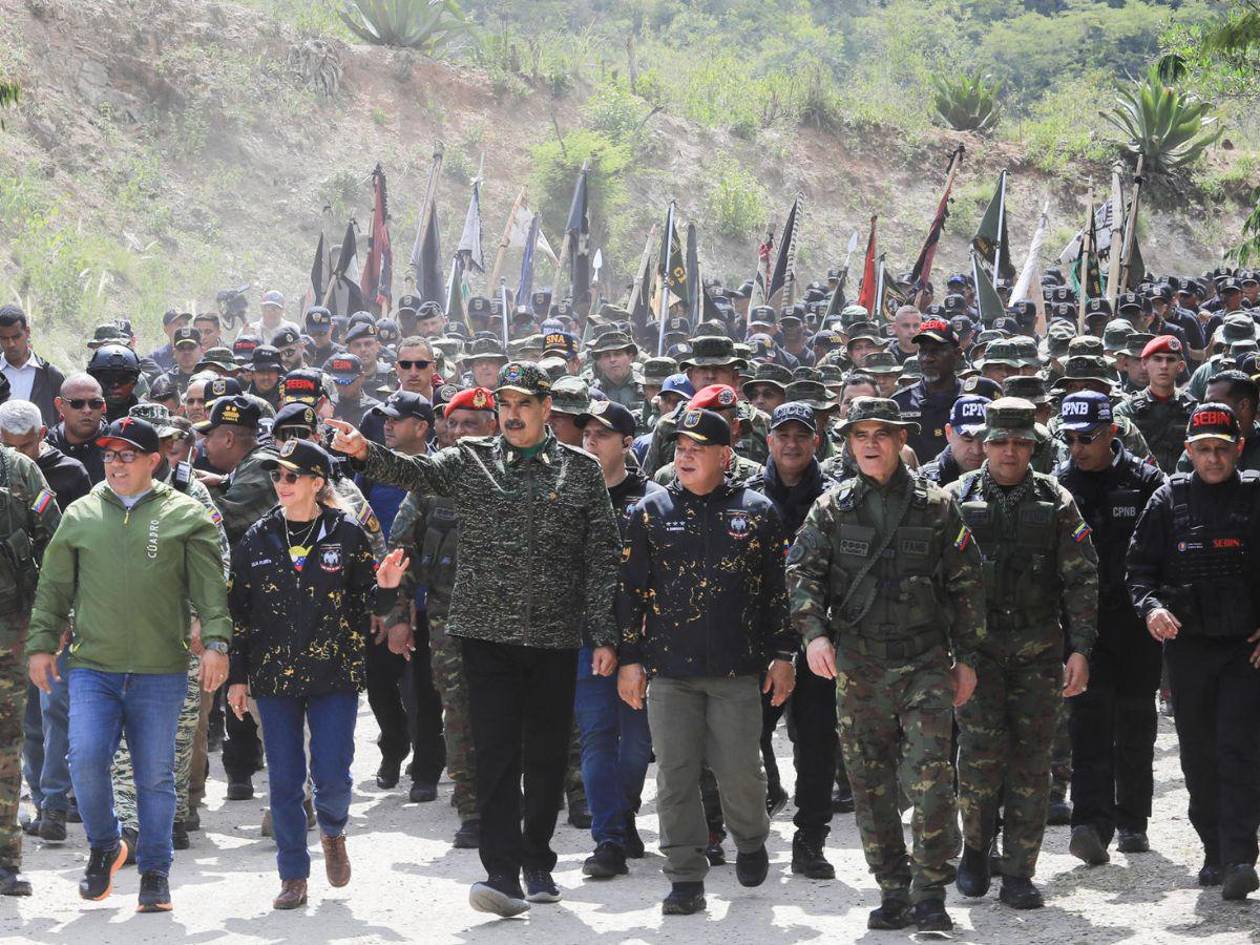 Buques, milicias y cazas: Venezuela responde a la amenaza de EEUU