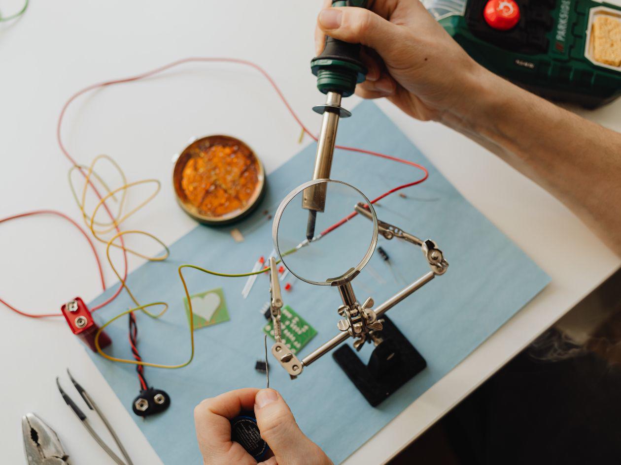 El docror Albornoz propone modernizar lo que se enseña en las escuelas, incorporando ciencia, tecnología, ingeniería, arte y matemáticas de forma integrada, y al mismo tiempo mejorar las condiciones físicas de los centros educativos para garantizar un mejor aprendizaje.