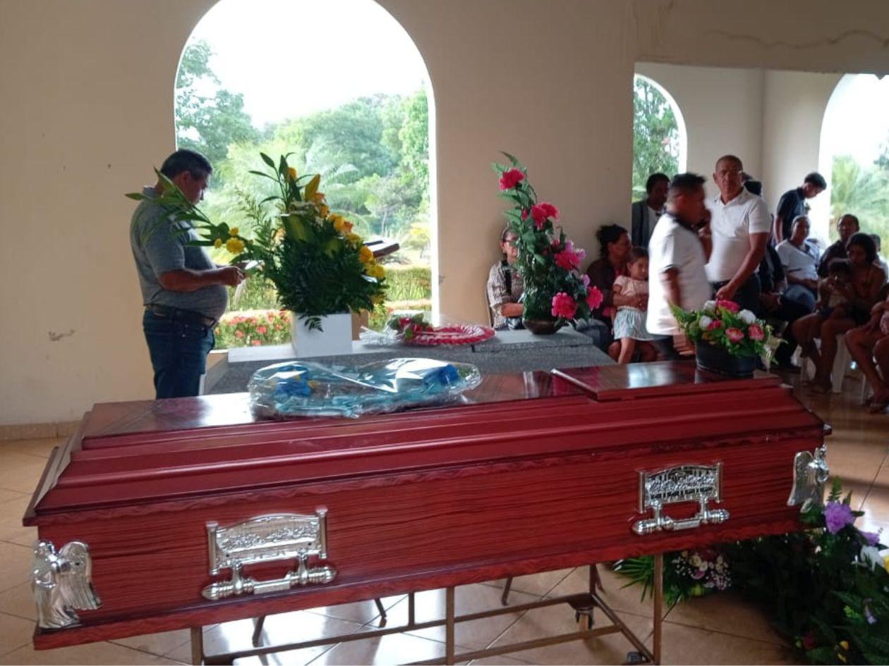 Entre desgarradores testimonios, sepultan a hermanitas Flores en La Ceiba