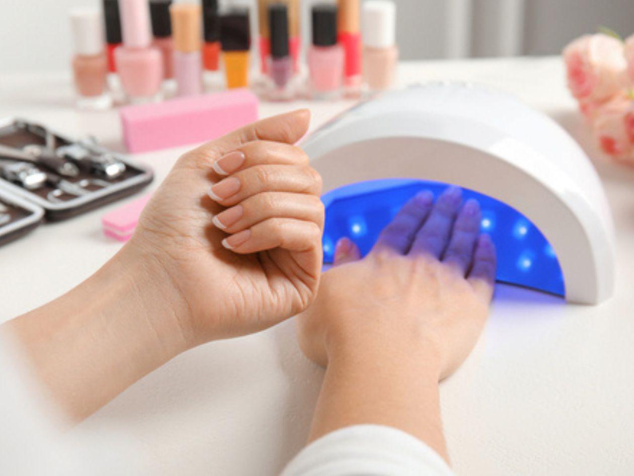 Europa prohíbe el químico de los esmaltes semipermanentes: riesgos y alternativas