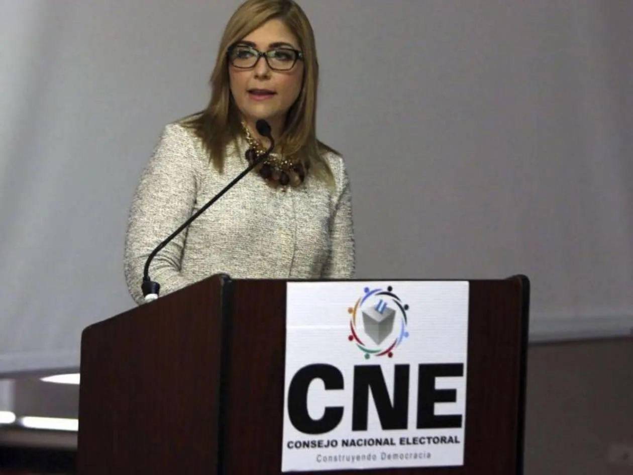 Ana Hall desmiente información difundida por las FFAA y dice que no hay retrasos electorales