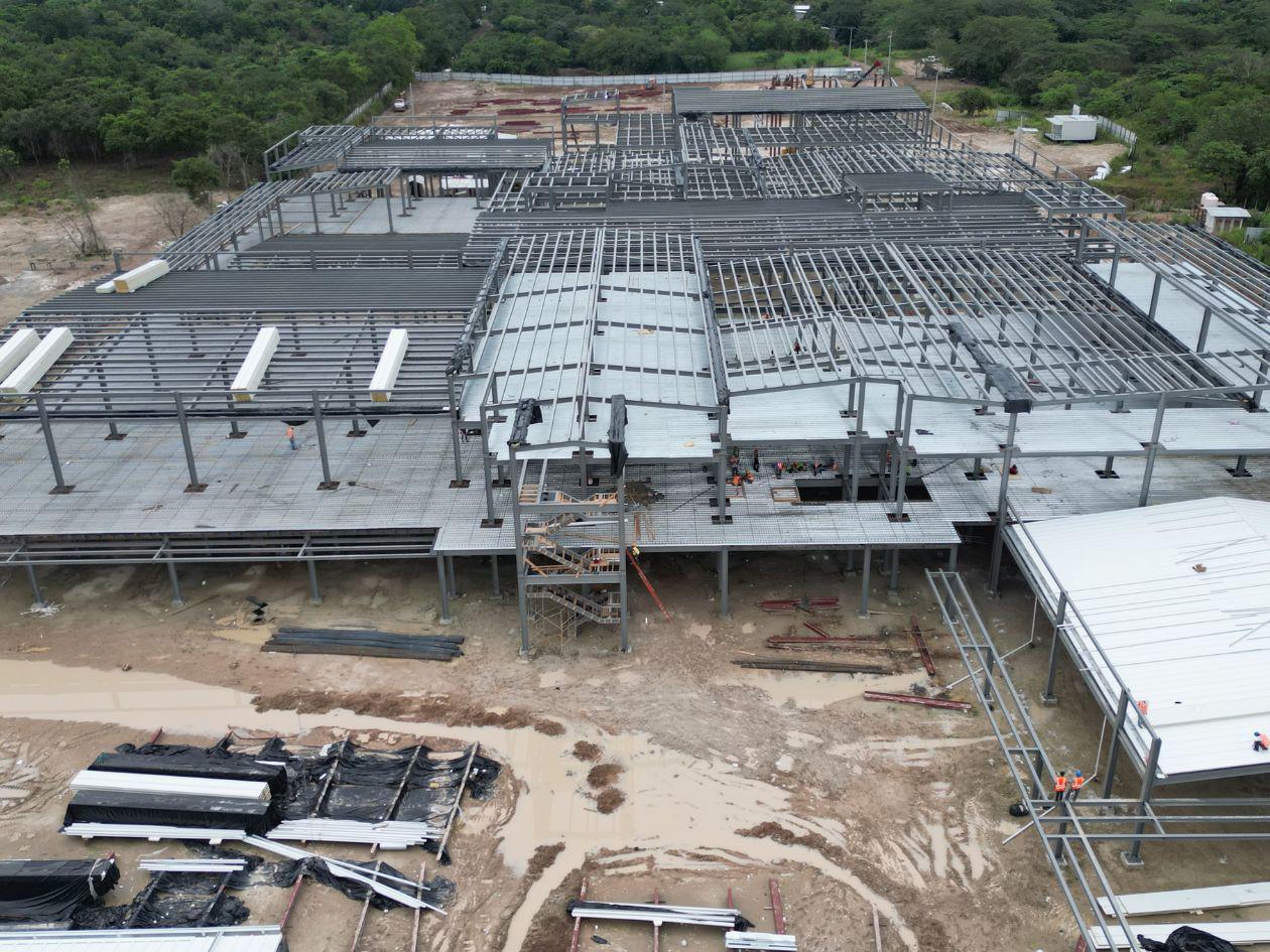 Aspi se ve la fachada frontal del futuro hospital general de Santa Bárbara. Aún trabajan en el armazón de estructura metálica.
