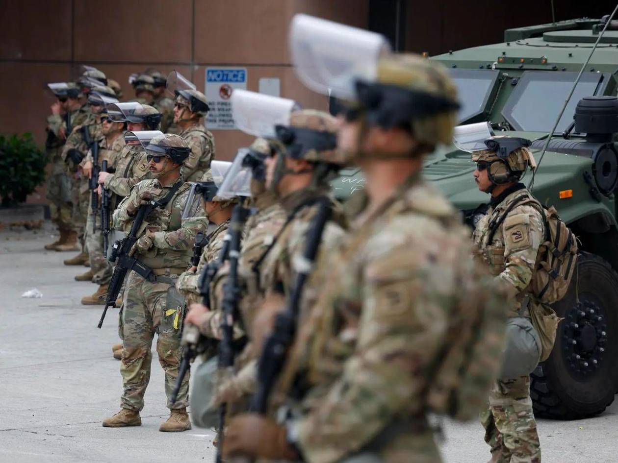 ¿Qué es la Ley de Insurrección que Trump plantea invocar en EEUU?