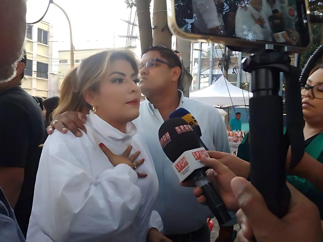 Simpatizantes de Libre agreden a Saraí Espinal frente al Congreso