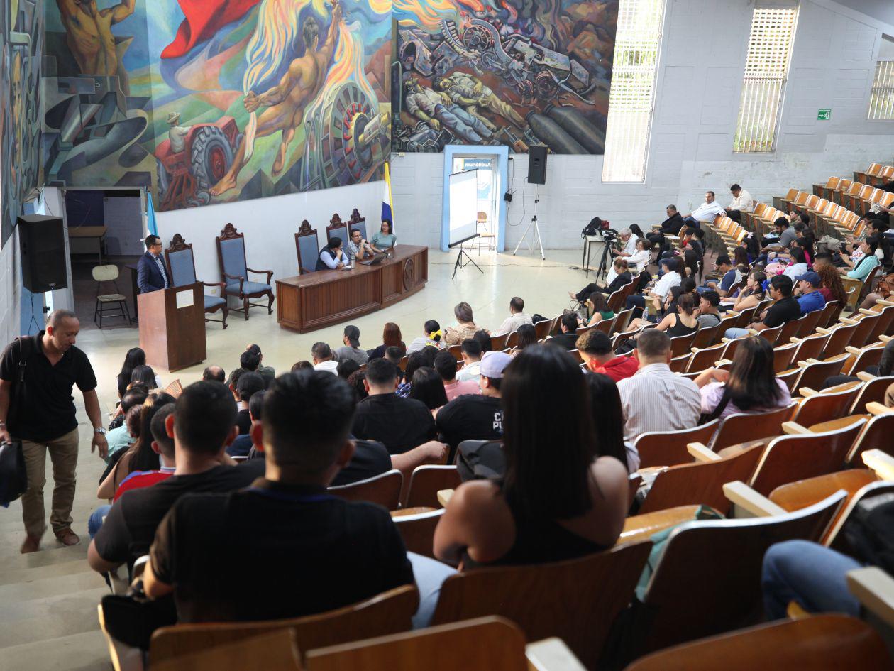 Desmontando la desinformación: LA PRENSA y El Heraldo reflexionan con estudiantes de la UNAH