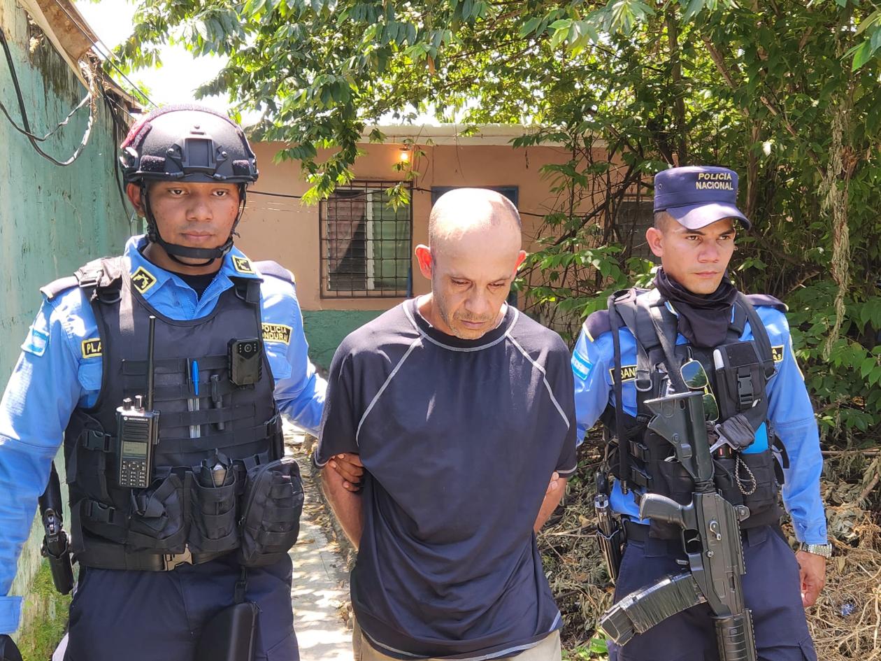 Hombre mata a sus dos primos; convivió con sus cadáveres en el barrio Cabañas de SPS
