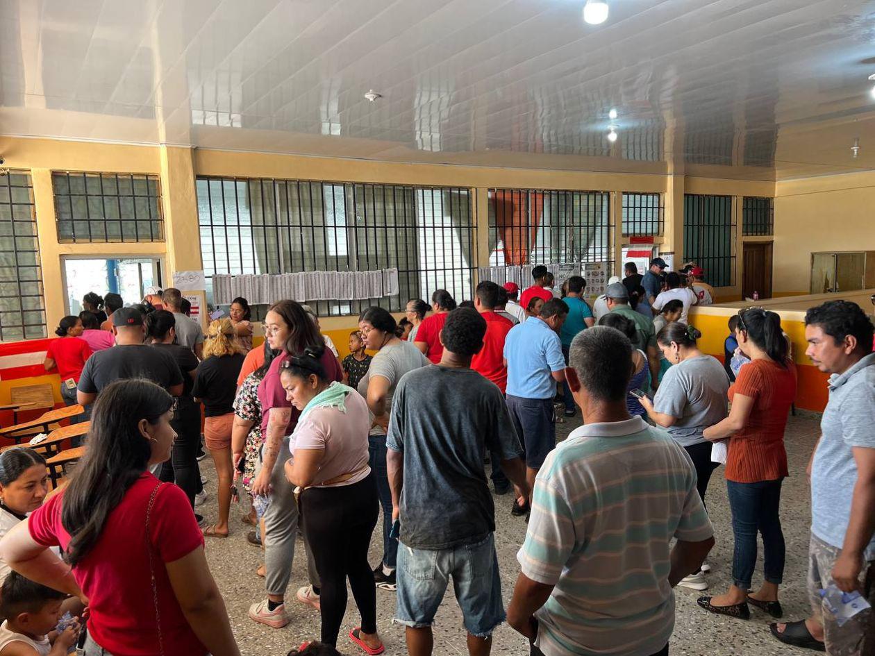 Porteños viven la fiesta electoral sin incidentes