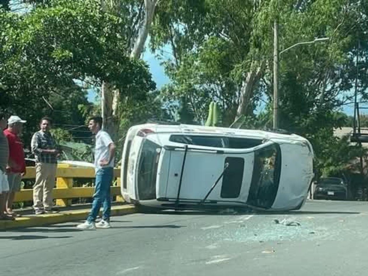 Asaltante roba unidad a taxista y sufre accidente en La Ceiba