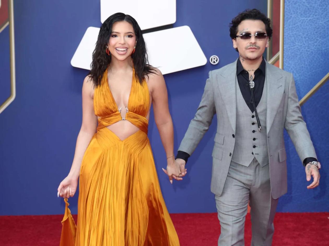 Christian Nodal y Ángela Aguilar derrochan amor en los Latin Grammy 2025