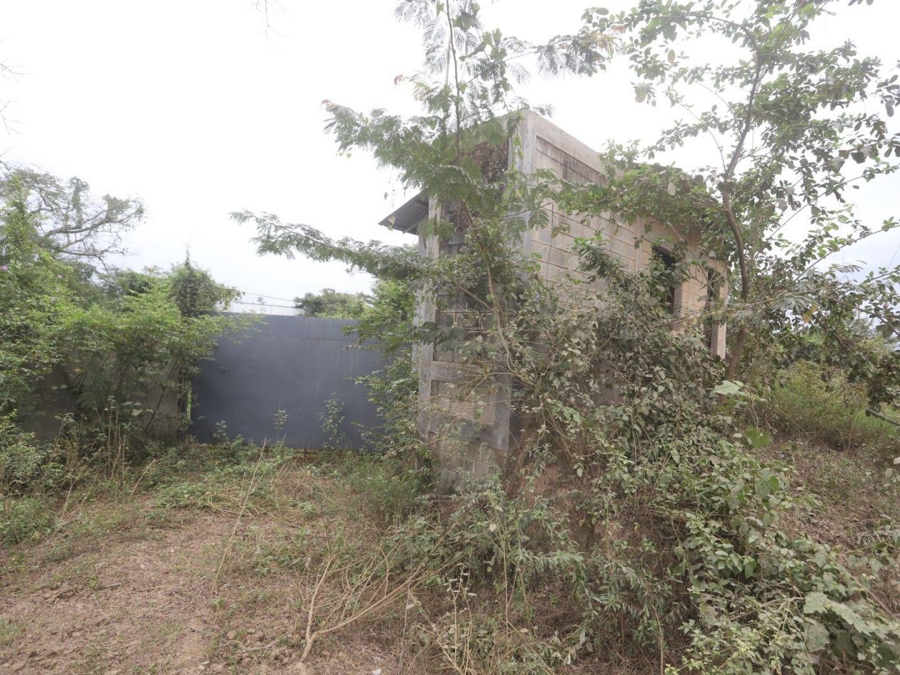 Una de las entradas principales al predio de la cárcel ni se ve de tanta maleza.