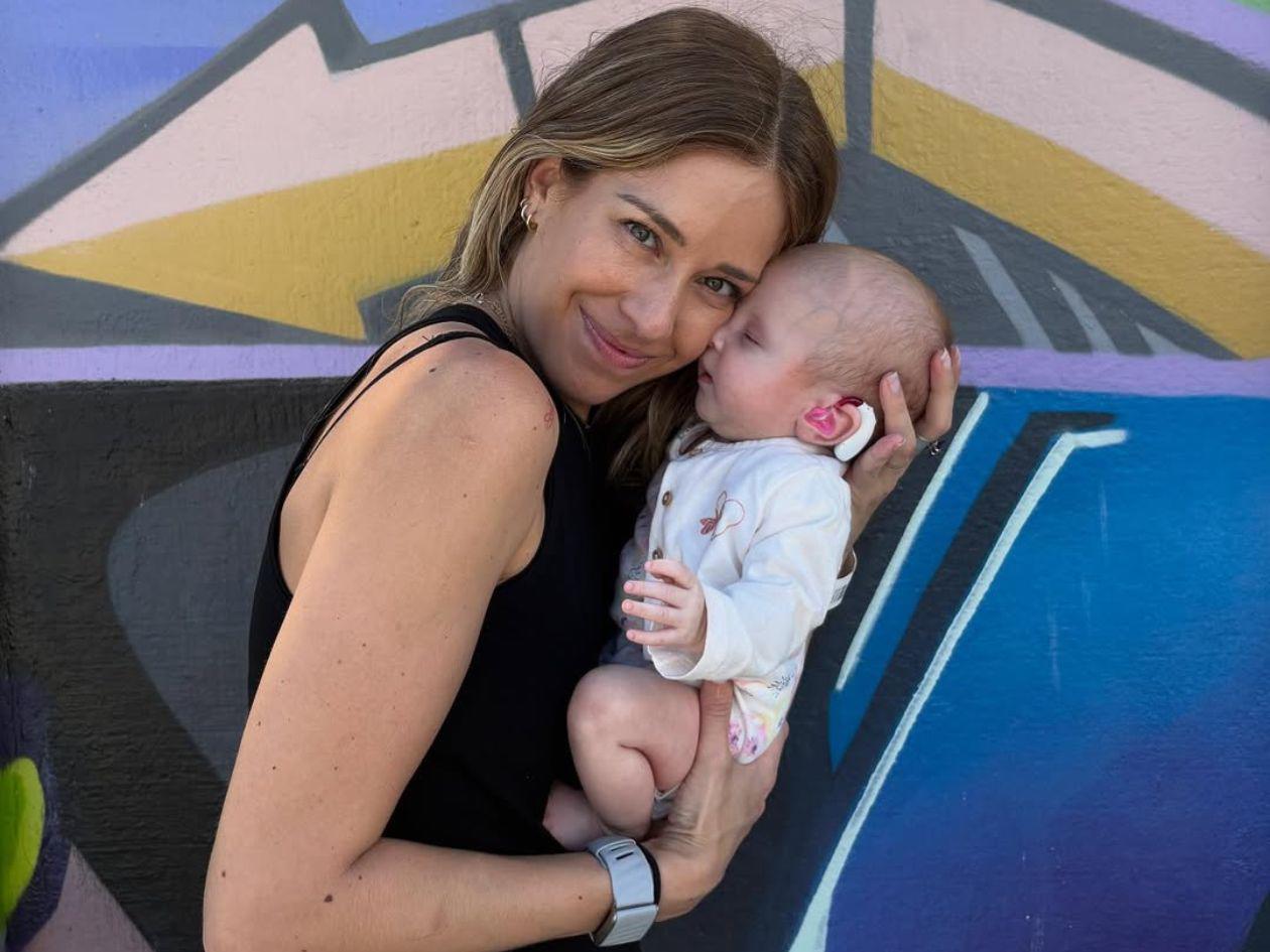 Carmen Aub comparte el reto de la sordera de su hija recién nacida