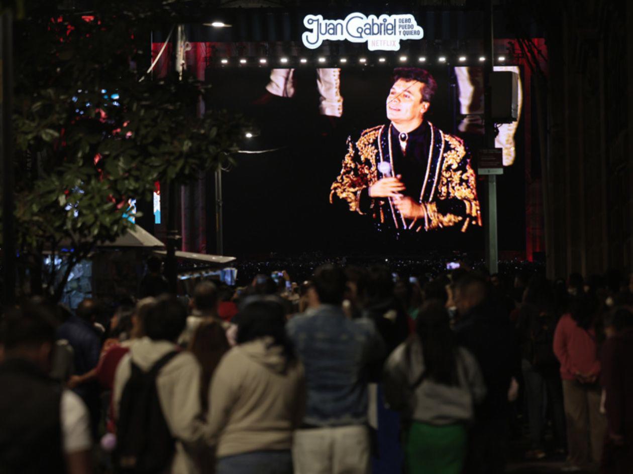 Miles de mexicanos llenan el Zócalo para recordar a Juan Gabriel y su mítico concierto