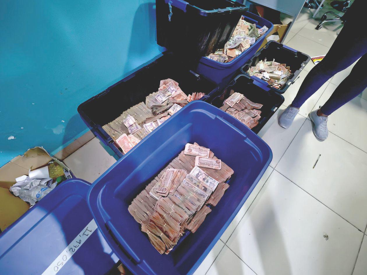 Billetes de baja denominación que estaban en unas cajas de plástico fue lo único que quedó de los L63 millones retirados. Muchos socios confirmaron que solo les pagaron el 15% de sus capitales.