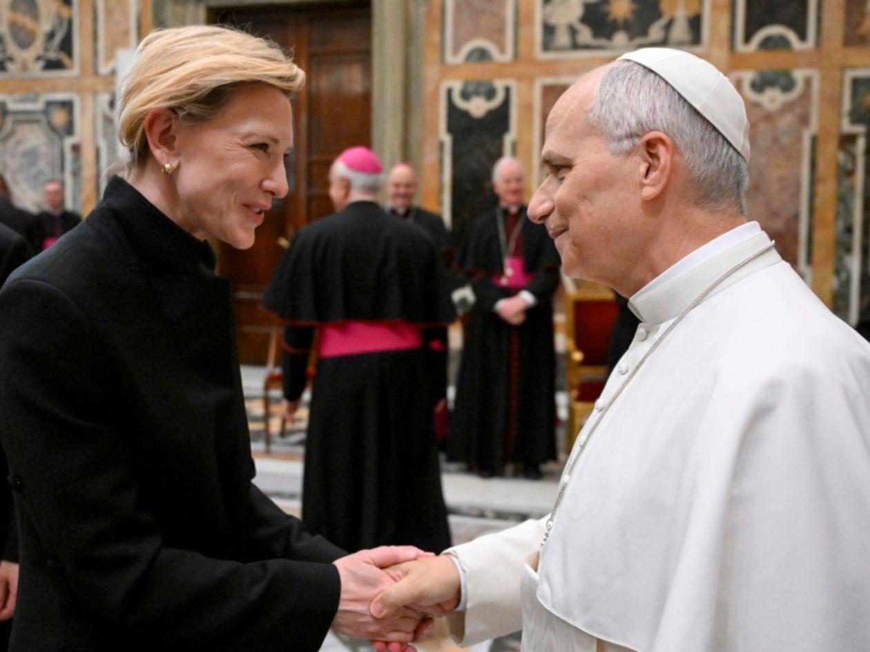 Cate Blanchett regala a León XIV una pulsera solidaria con los refugiados