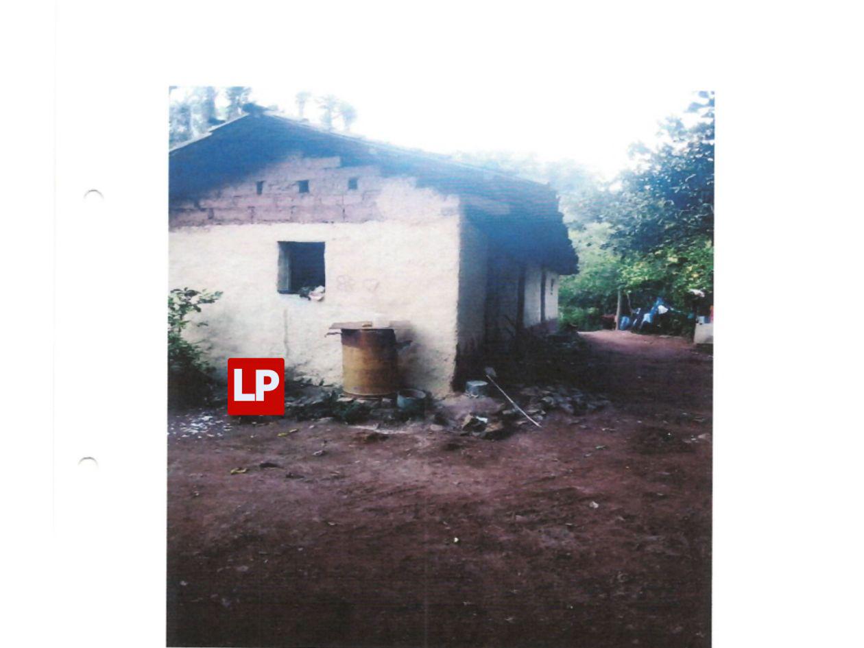 Una fotografía de mala resolución de una casa de adobe pintada con cal fue la única evidencia que envió Iris Paola Pérez Moreno, excuñada de Cuéllar, a Sedesol para solicitar 100 mil lempiras.