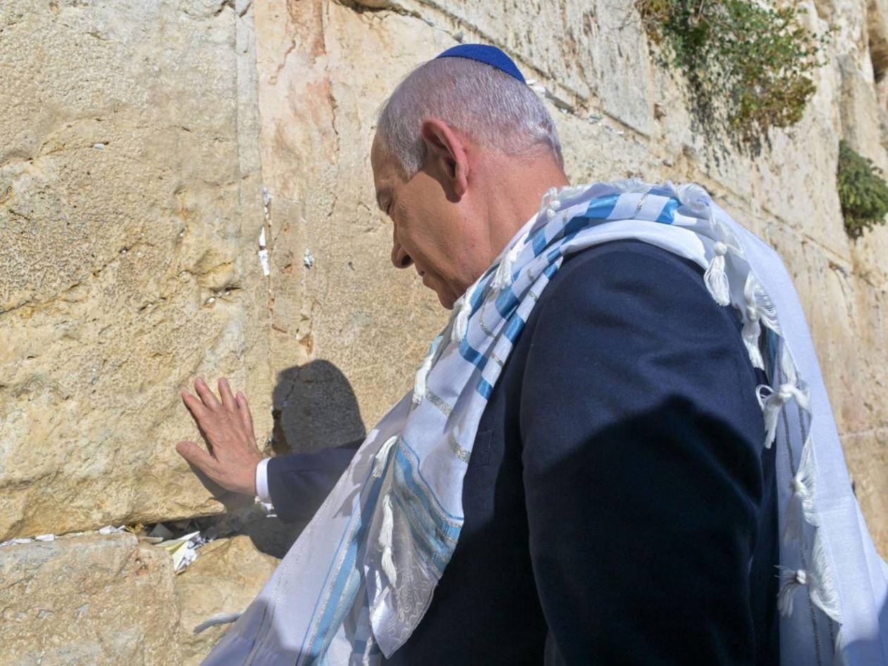 Netanyahu ora por Trump en el Muro de las Lamentaciones de Jerusalén