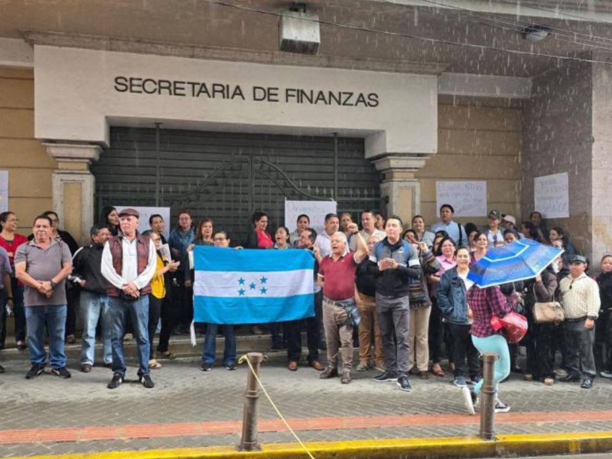 Más de 50,000 docentes arrecian protestas por atraso en pagos