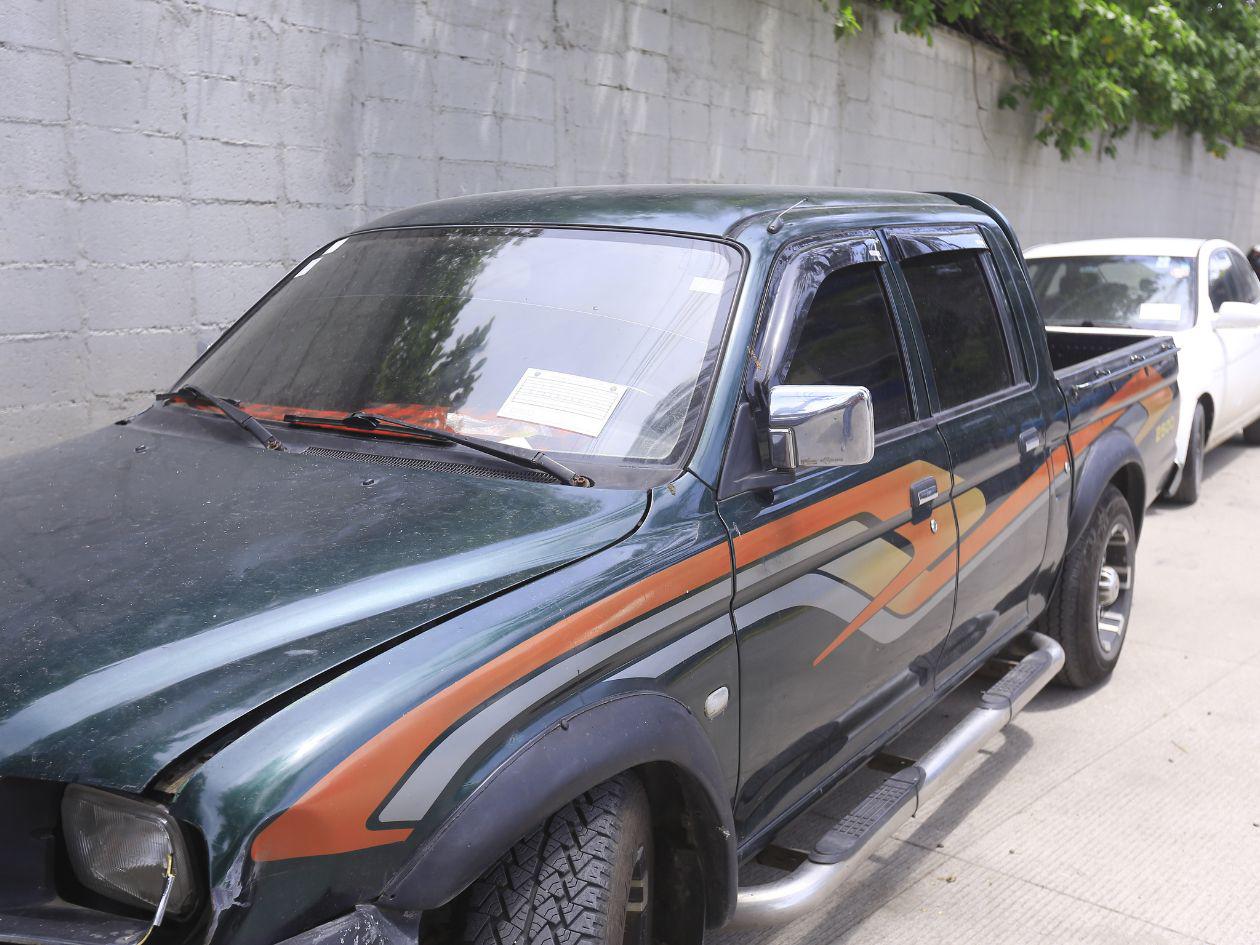 Se coloca el sticker se toma una fotografía como evidencia para verificar que el vehículo estaba mal estacionado