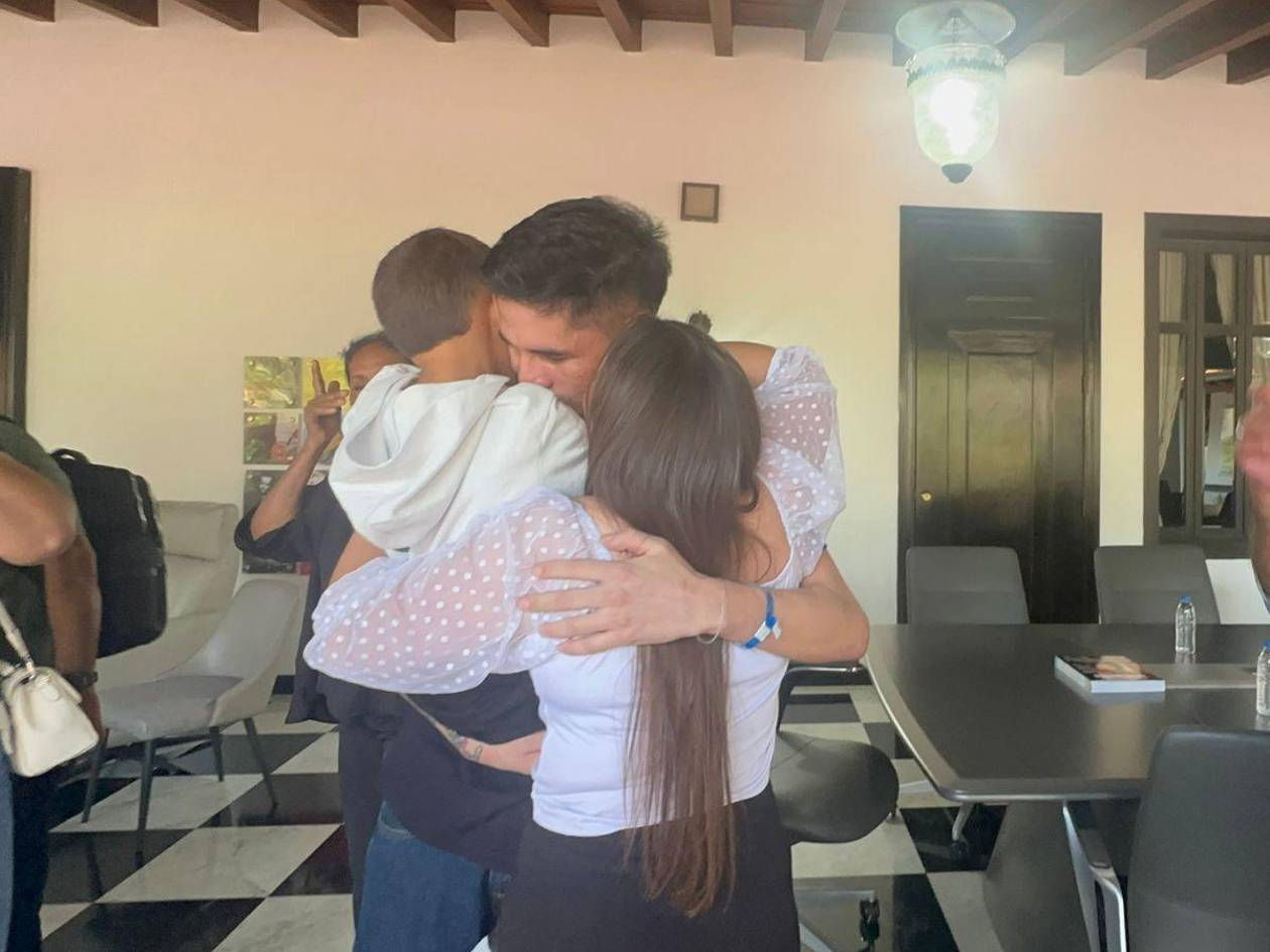 Familias de repatriados de El Salvador se reencuentran con sus seres queridos
