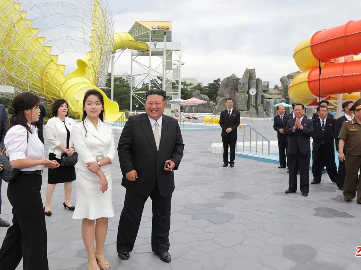 Esposa de Kim Jong-un reaparece en apertura de megacomplejo turístico