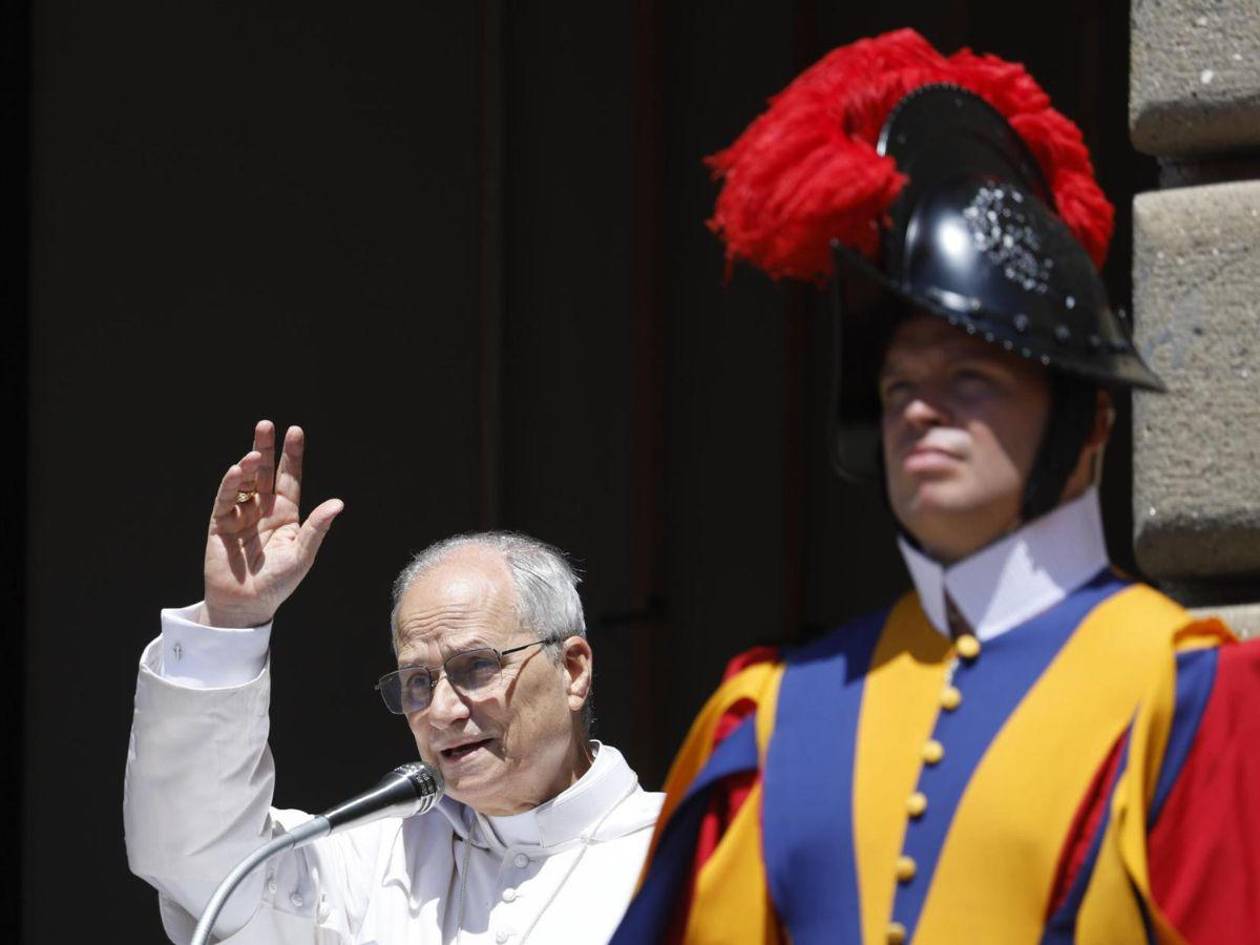 Papa León XIV dice que el mundo no soporta más la guerra y pide dejar las armas