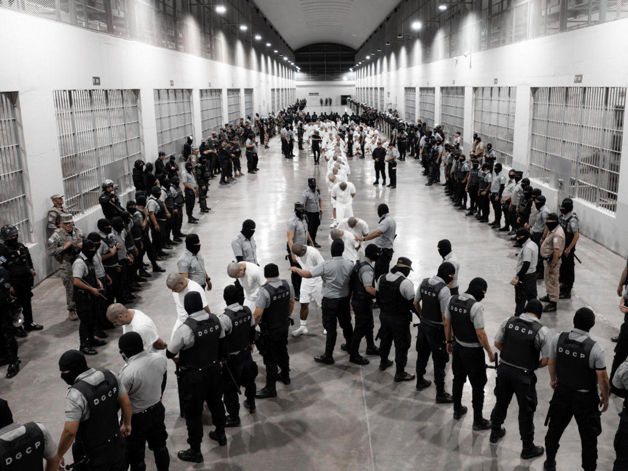 Corte Suprema de EEUU bloquea deportaciones de venezolanos a El Salvador