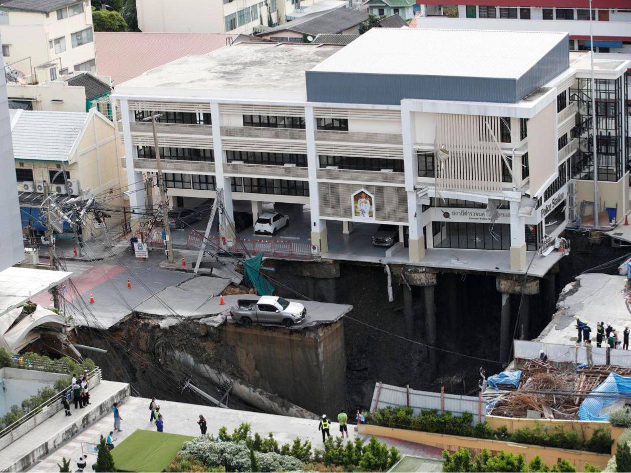 Gigantesco socavón en Bangkok  causa evacuaciones