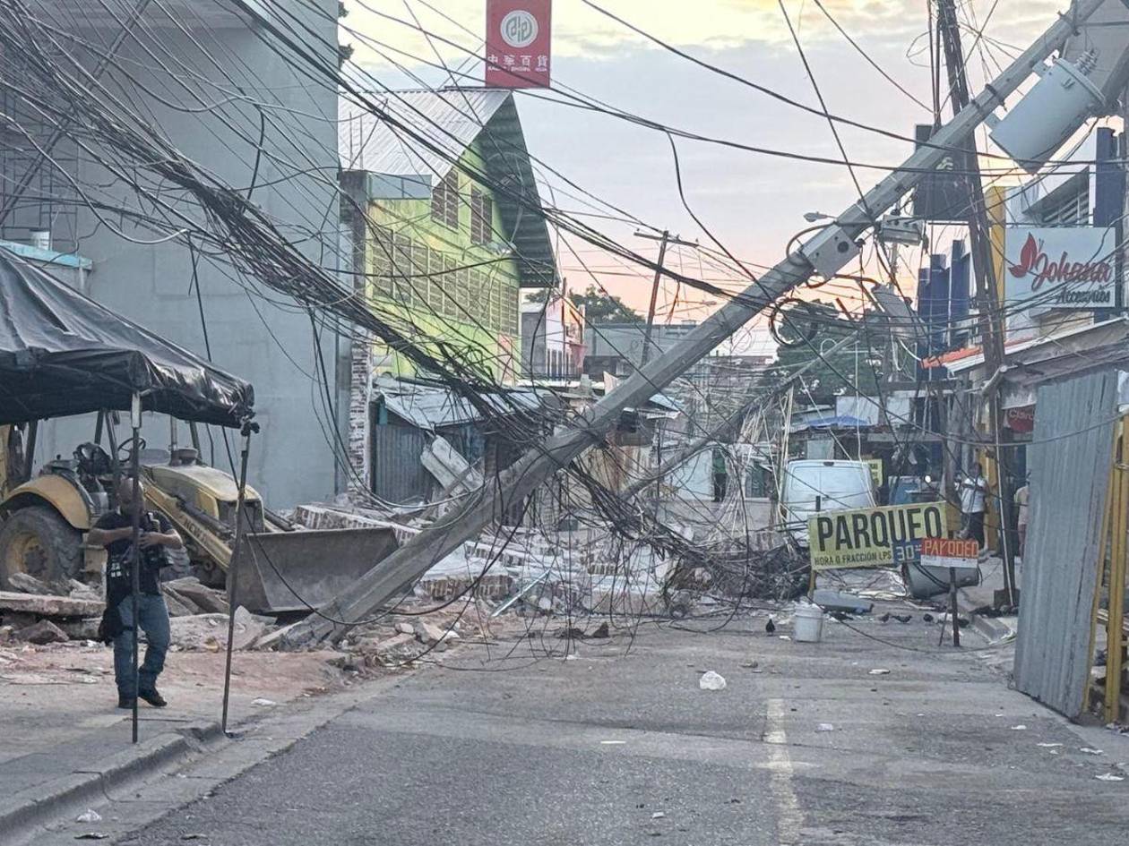Cede muro en pleno centro de SPS y derriba postes de alumbrado eléctrico