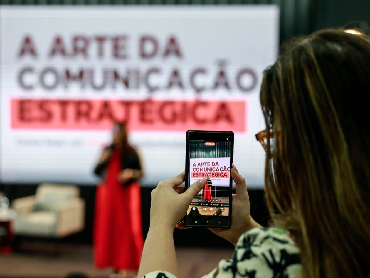 ¡El futuro es hoy! Abren campus para formar 'influencers'