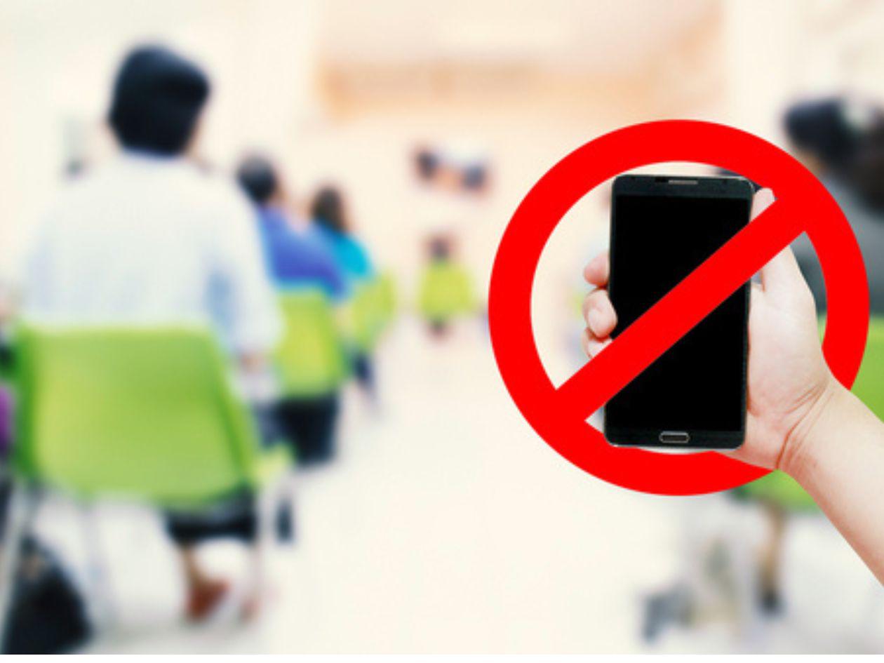 La prohibición del celular en las escuelas se practica en México y España