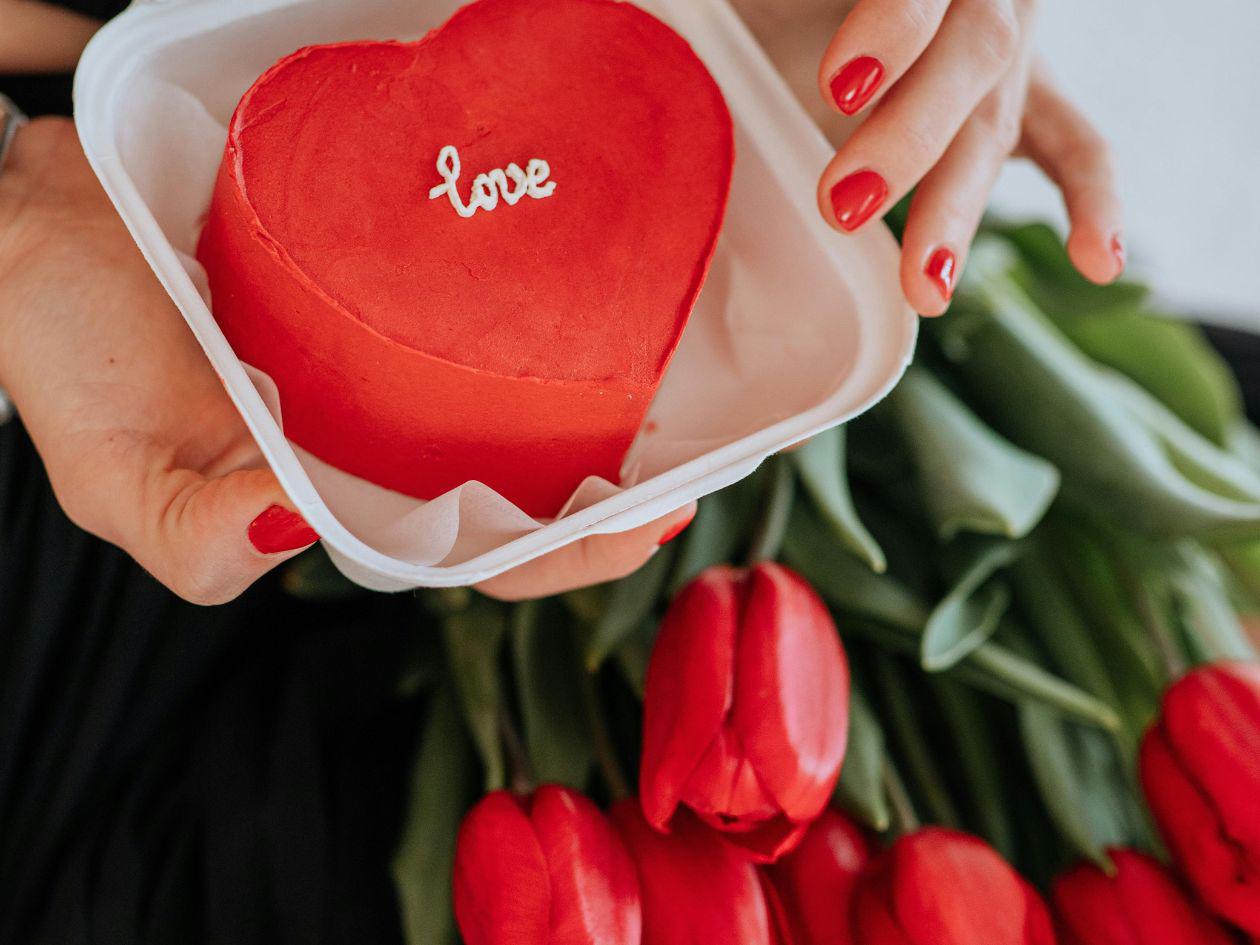 Personas en relaciones estables reportan mayores niveles de bienestar y mejor descanso, según datos de la American Psychological Association (APA).